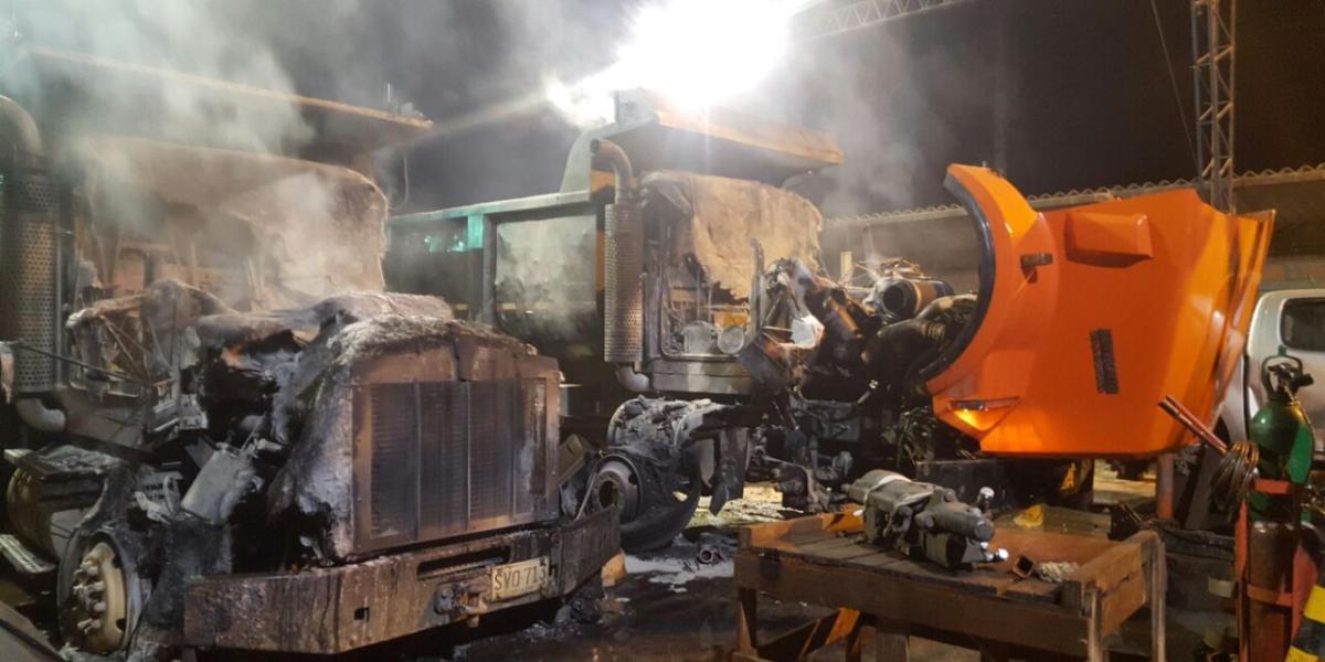 En Valdivia hombres armados incineraron varios vehículos.