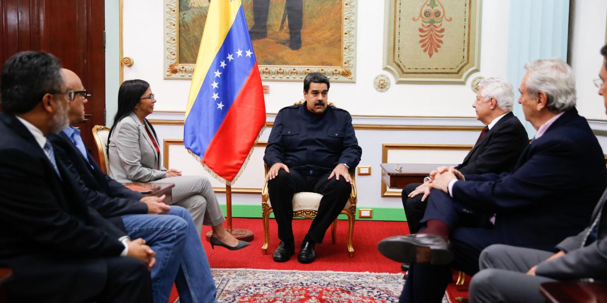 Nicolás Maduro durante un encuentro con el presidente del Parlamento del Mercosur, Arlindo Chinaglia (izq. del presidente).