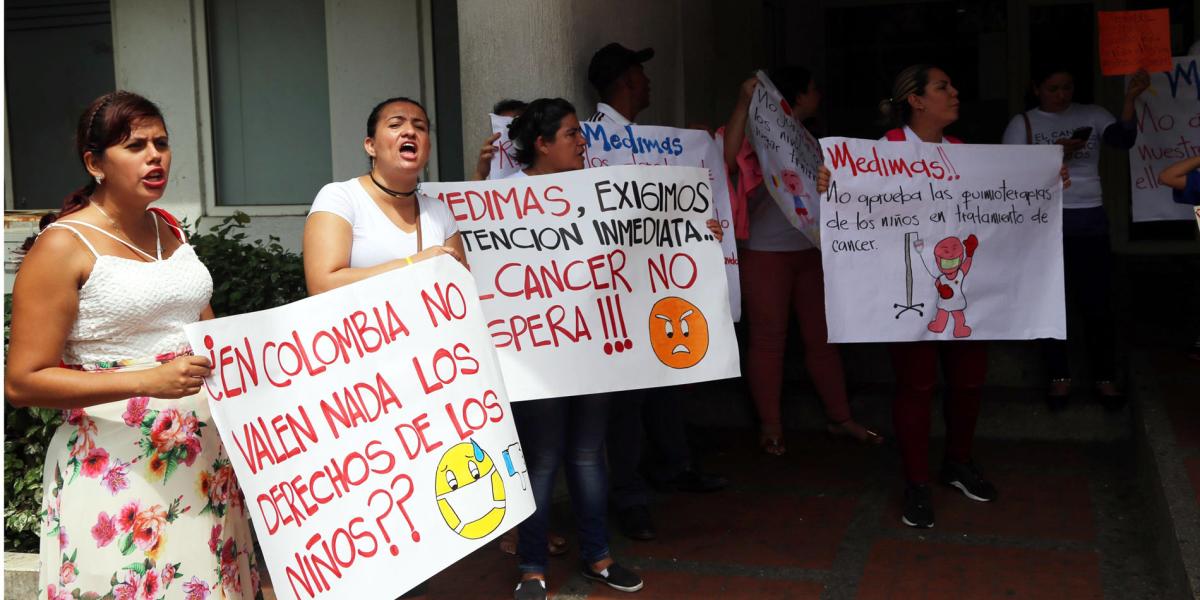 Padres de niños enfermos de cáncer y afiliados a la EPS Medimás en Bucaramanga protestan para exigir atención y prestación de los servicios de salud.