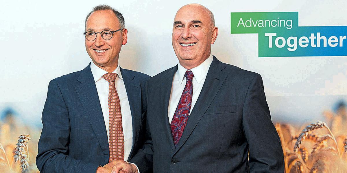 Werner Baumann (izq.), director ejecutivo de Bayer AG, y Hugh Grant (der.), presidente y jefe directivo de Monsanto.