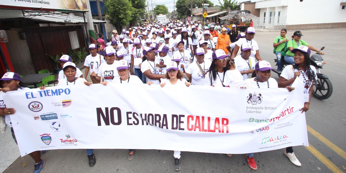 Las mujeres de Tumaco recorrieron las calles principales de la población nariñense como un símbolo de empoderamiento y recuperación.