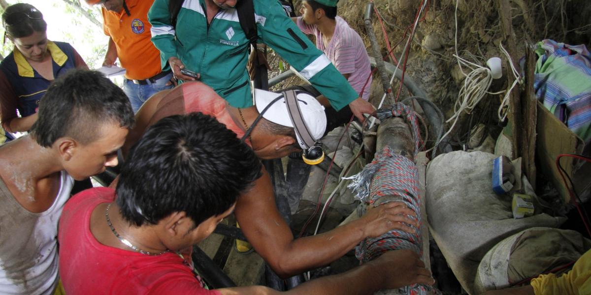 La explotación de oro sobre el río Cauca con frecuencia deja muertos en Caldas. Autoridades trabajan en programas de formalización y reconversión laboral de los mineros.