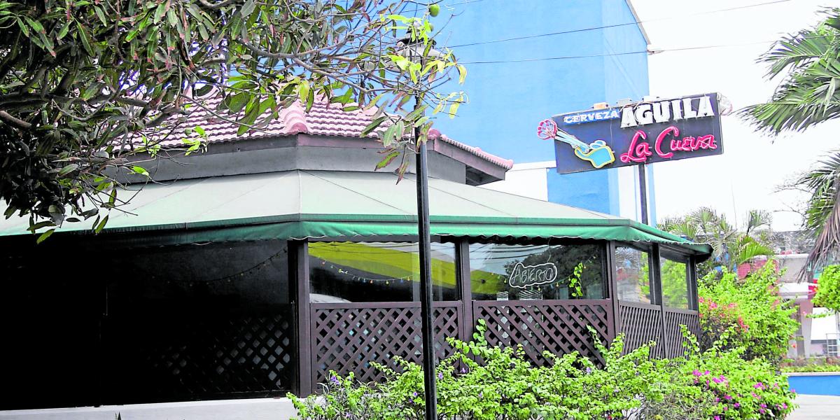 La Cueva fue el famoso bar donde se daban cita los cazadores en Barranquilla, en el siglo pasado, que se convirtió en el centro de reunión de destacados artista y escritores como Gabo y Cepeda Samudio.