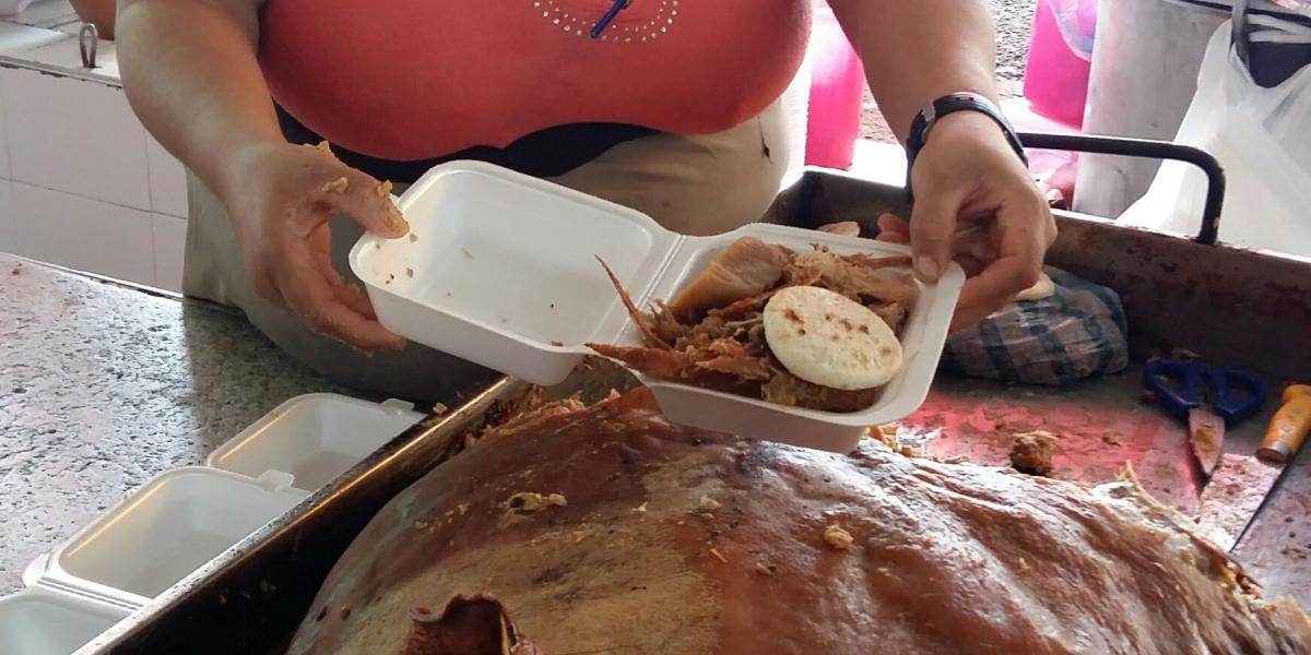 Diana Patricia Céspedes es la vendedora de lechona más famosa de la plaza de mercado La 28, en Ibagué. El delicioso plato con la mejor carne de cerdo lo vende a $6.000.