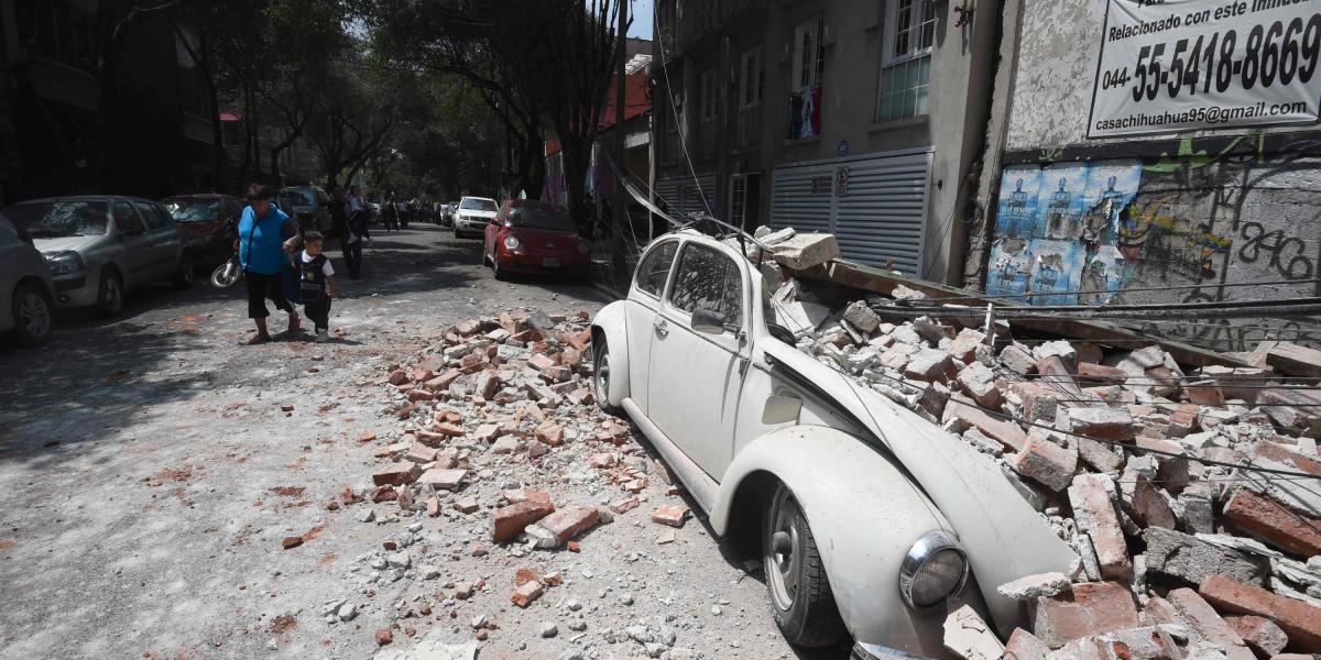 Una imagen de un carro con escombros por el terremoto en México.