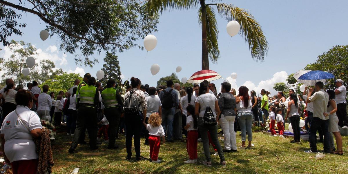 Con globos y flores blancas, oraciones y mensaje, allegados le dieron el último adiós a Miguel Ángel Rivera, un niño de 2 años.