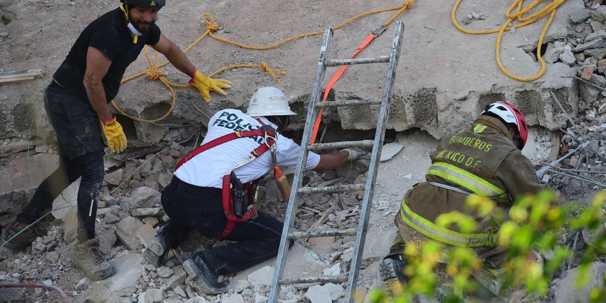 Rescatistas buscan por sobrevivientes en distintos puntos afectados por el terremoto.