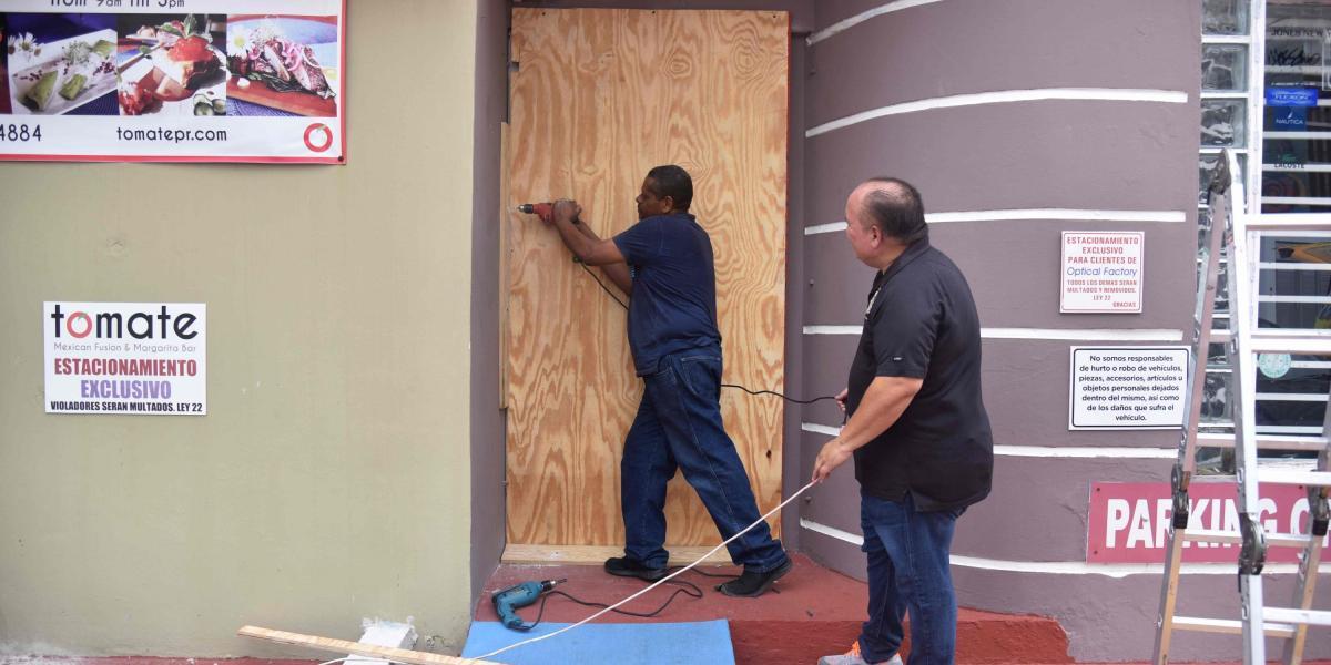 Ciudadanos en Puerto Rico aseguran sus casas para enfrentar al huracán María