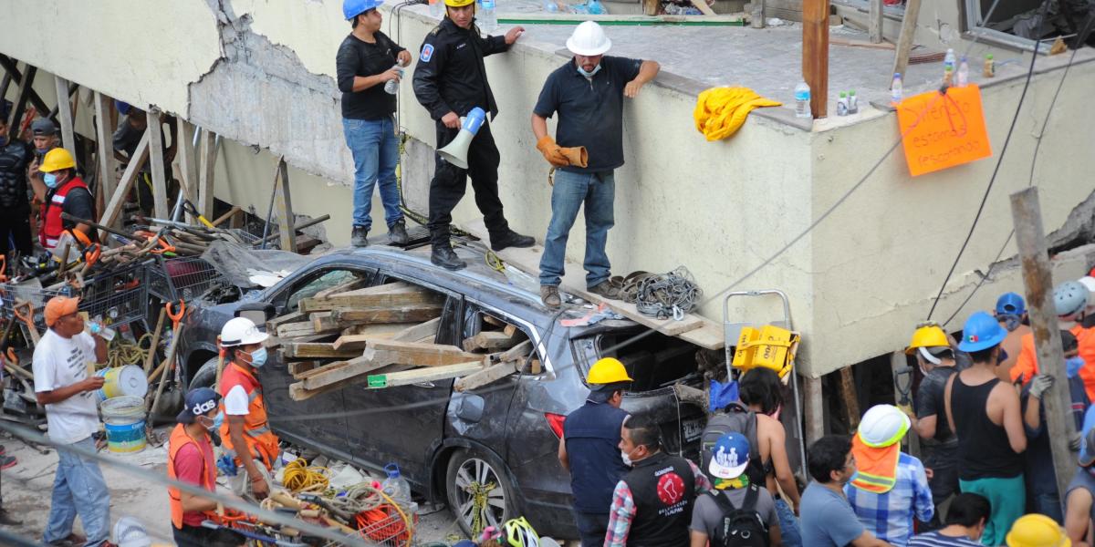 Rescatistas de México trabajan en la búsqueda de 30 niños que siguen sepultados.