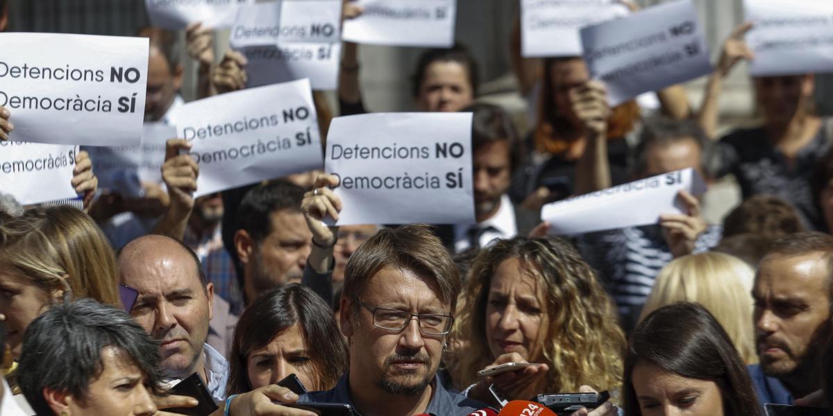 Gobierno español ordena detener a dirigentes de Cataluña que tienen a su cargo la organización del referendo independentista.