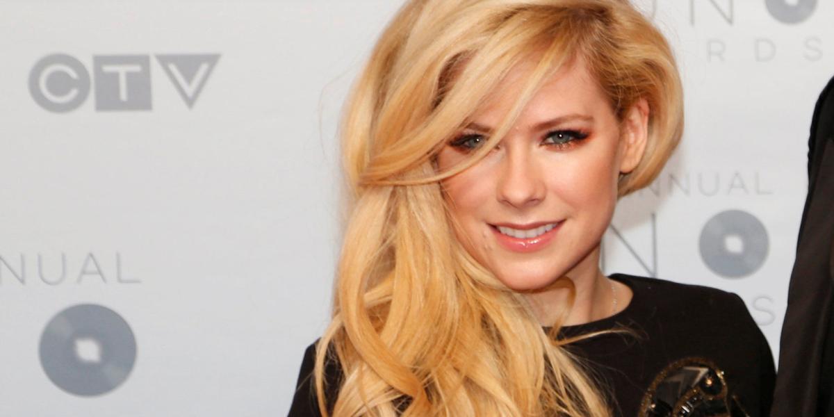 Una teoría de que Avril Lavigne había muerto en 2003 se volvió viral en internet y llevó a que la artista ocupara el primer lugar de las celebridades más 'peligrosas' en internet.