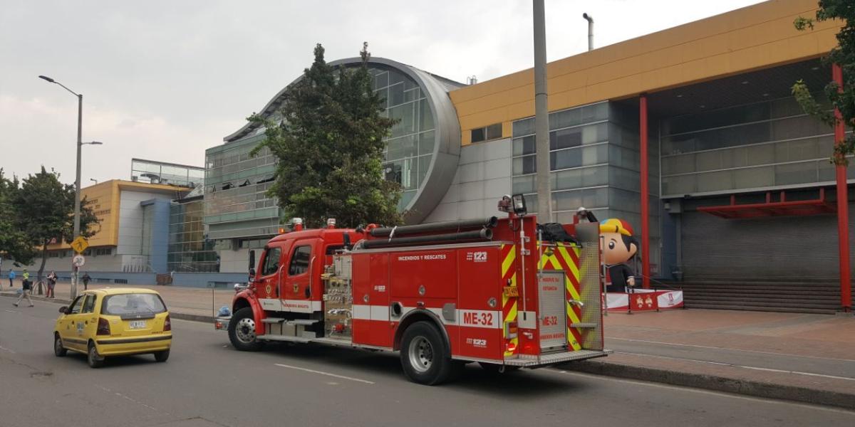 De manera preventiva, las personas que se encontraban en el centro comercial fueron evacuadas del lugar.