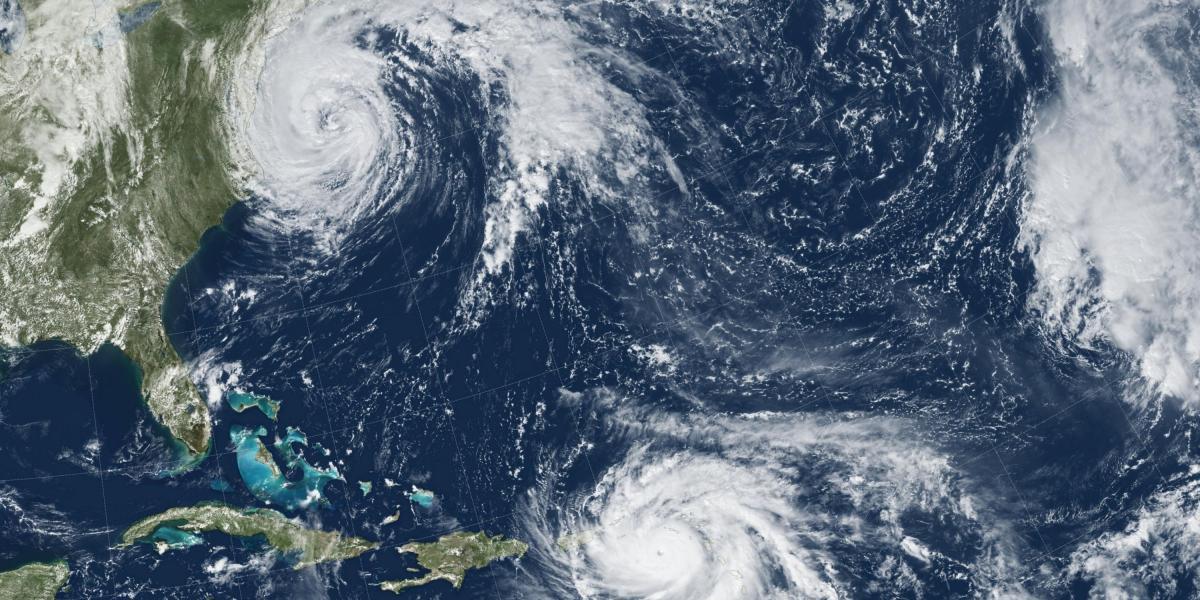 Los más recientes pronósticos colocan el ojo del huracán más cerca de la costa noreste del país que los de los días anteriores, por lo que se espera que María pase el jueves "cerca o sobre" el país.