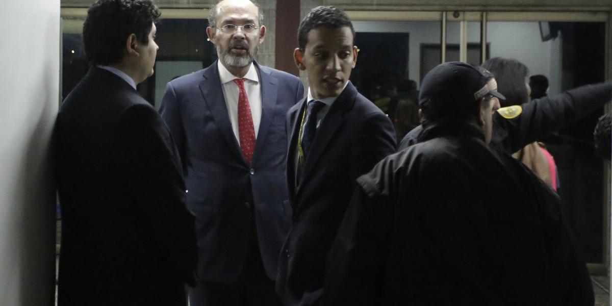 La imagen del exmagistrado Francisco Ricaurte a su llegada al búnker de la Fiscalía.