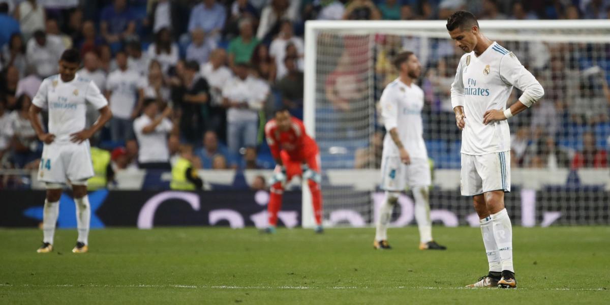Los jugadores de Real Madrid se lamentan por la derrota.