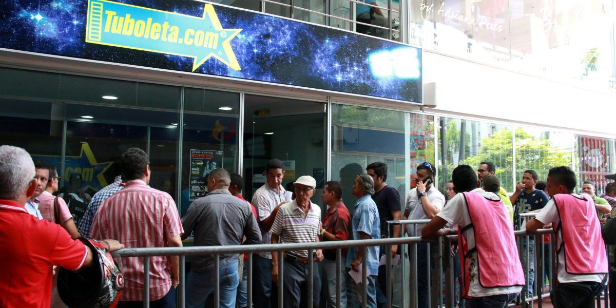 Aficionados hacen fila para comprar boletas del Colombia vs. Paraguay.