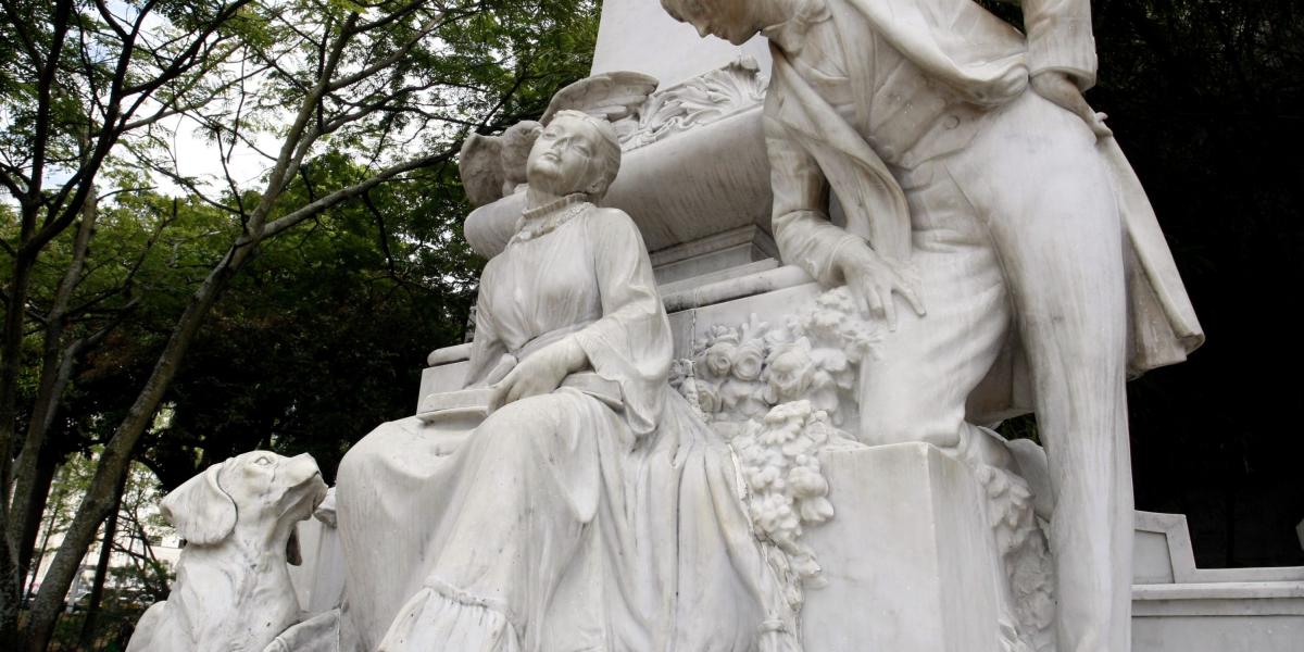 El monumento, de 1920, es del escultor catalán Luis A. Parrera. Lo encargaron damas de la sociedad vallecaucana que querían rendir un homenaje al escritor Jorge Isaacs.