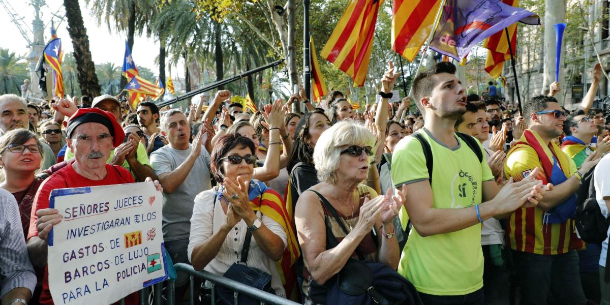 Protestas frente al Palacio de Justicia de Barcelona, por la operación de la Guardia Civil contra organizadores del referendo catalán.