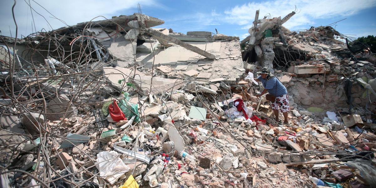 Casi todas las edificaciones de Jojutla, en Morelos, están en ruinas o inhabitables. La gente intenta salvar lo que más puede.