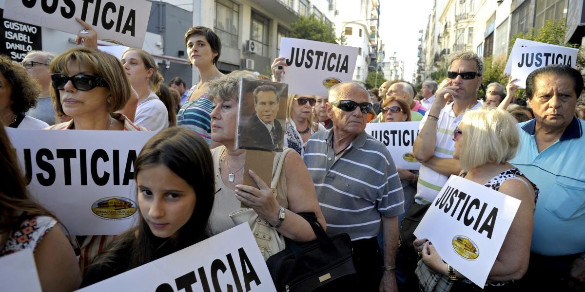 El caso Nisman generó protestas contra la presidenta Cristina Fernández. Ahora, en la era Macri, la gente aún espera justicia.
