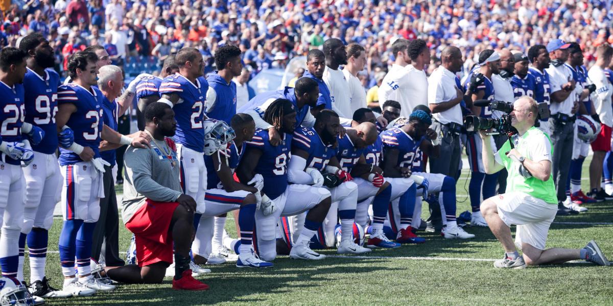 Jugadores de los Buffalo Bills se arrodillaron durante el himno nacional para protestar contra las declaraciones de Trump.