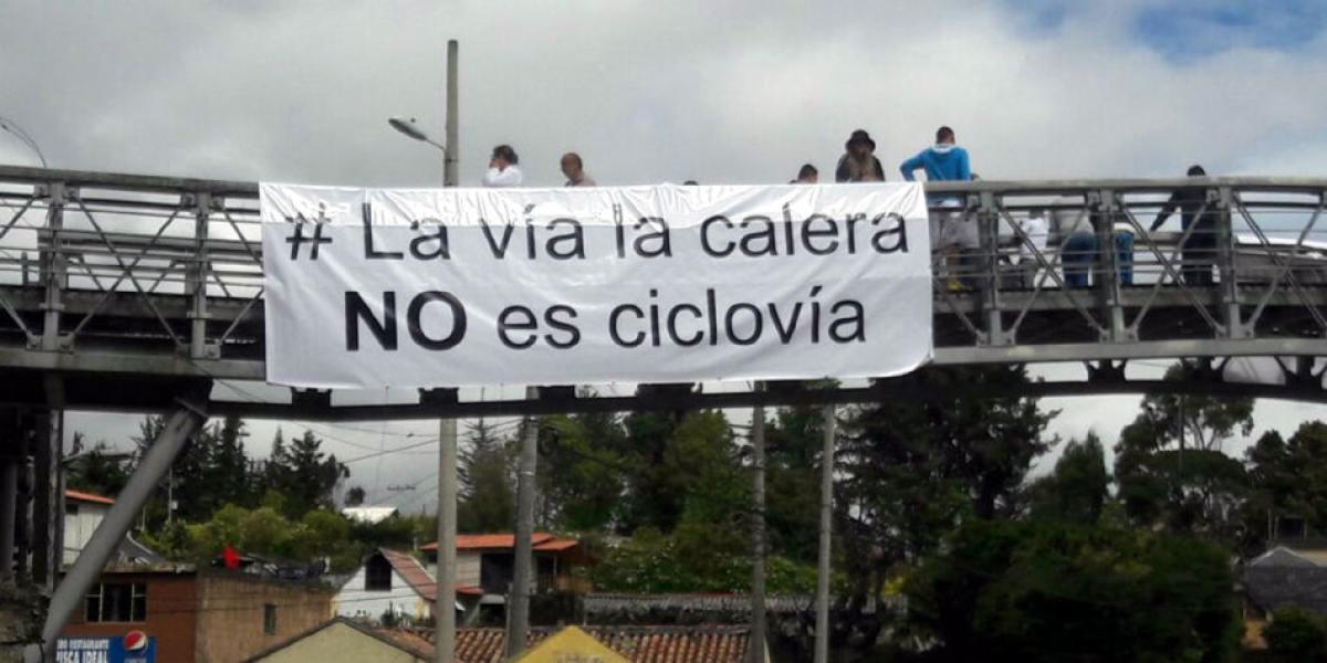 Este fue uno de los carteles con los que, en el casco urbano
de La Calera, los ciudadanos hicieron el plantón.