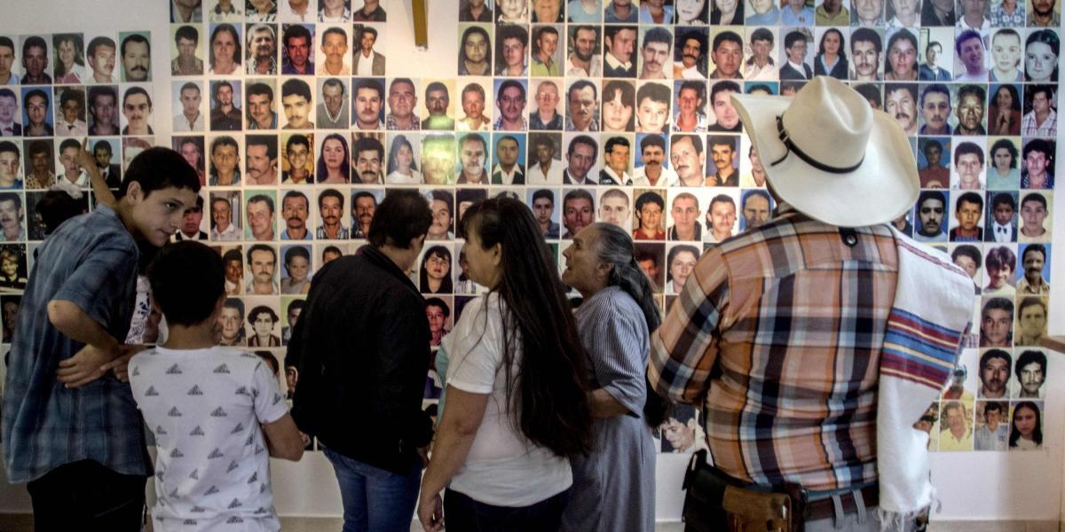 En el museo hay fotografías de los rostros de quienes murieron en masacres, en campos minados y en tomas, así como de los desaparecidos, de los niños y de los padres que se llevaron.