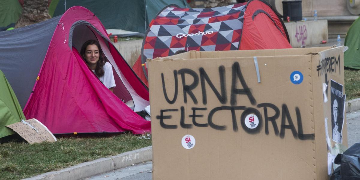 Una mujer amanece en su tienda de camping, frente a la sede del Tribunal Superior de Justicia de Cataluña, en protesta por las medidas que se han tomado por la realización del referéndum.