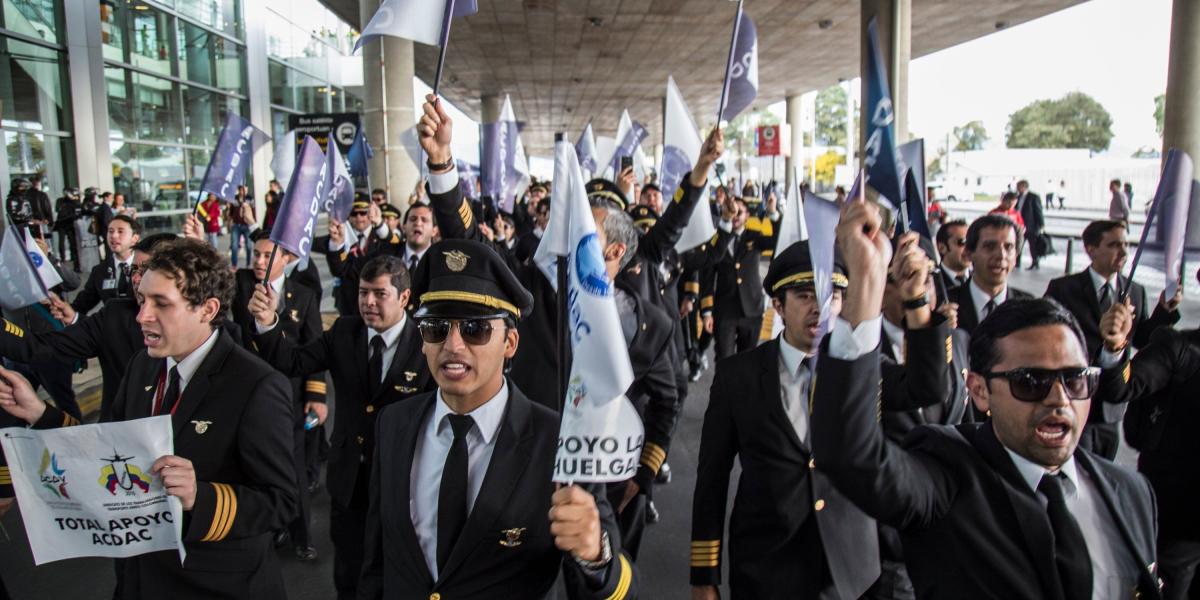 Pilotos en huelga en Avianca protestaron este lunes en El Dorado.