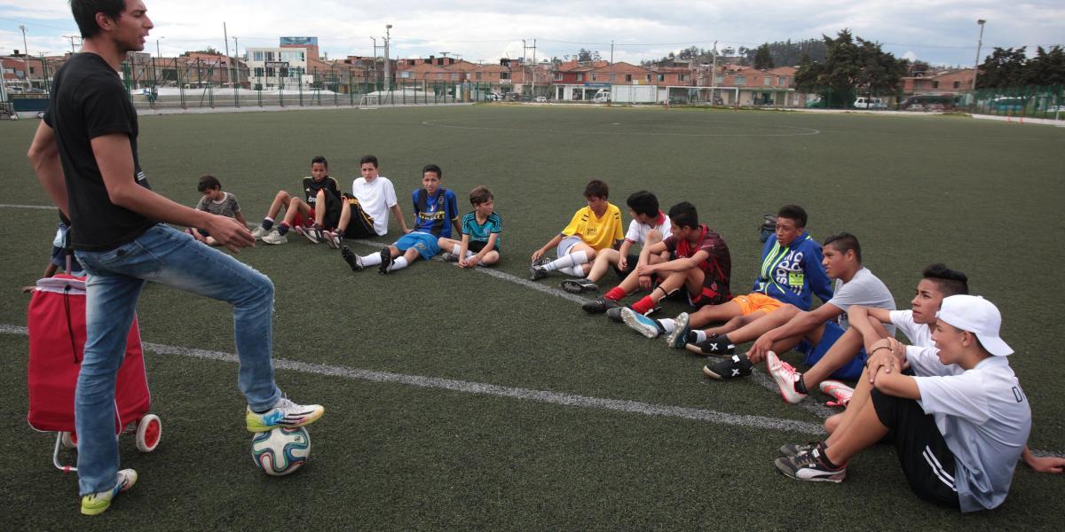 La misión de David Medina junto con PazArte el Balón, es empoderar a adolescentes víctimas del conflicto armado a recuperar sus vidas entrenado fútbol y técnicas de ‘breakdance’.