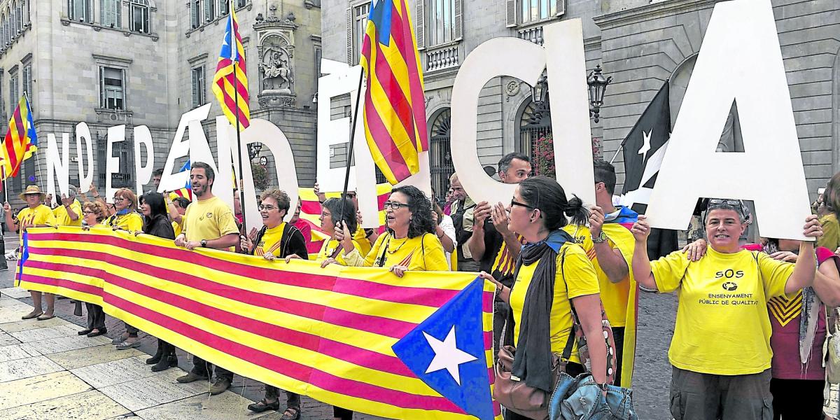 En medio de presiones políticas, protestas y detenciones, Cataluña avanza con la celebración del referendo independentista, mientras España sigue actuando para detener la consulta.