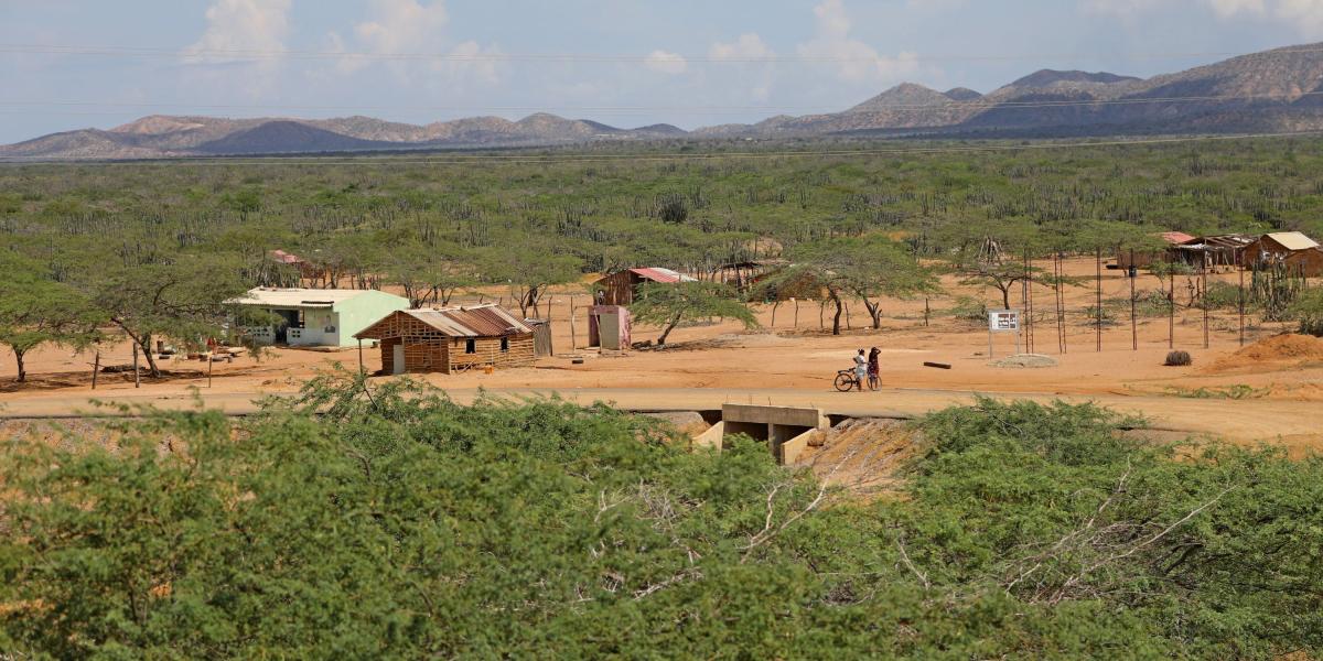 El norte de Uriba hace parte del resguardo indígena de la Media y Alta Guajira, uno de los más grandes y poblados del país.