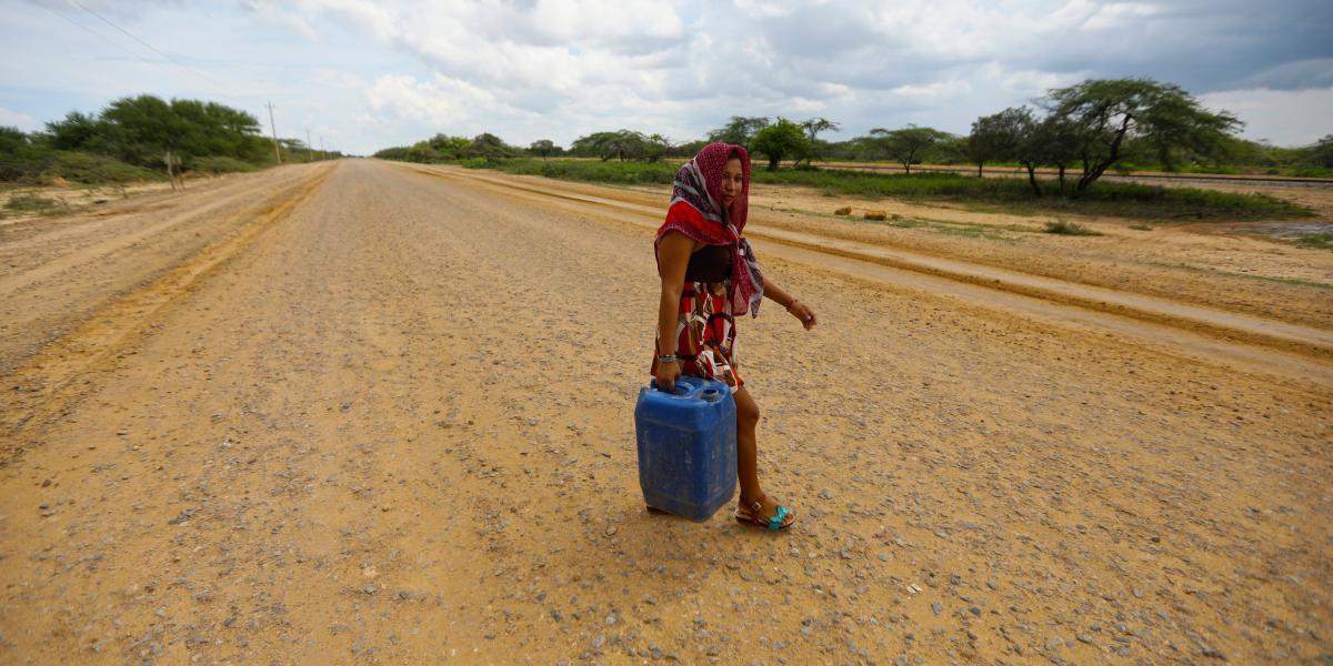 Los recorridos de los indígenas wayú bajo el intenso sol de la península de La Guajira son inevitables frente a la necesidad de agua.
