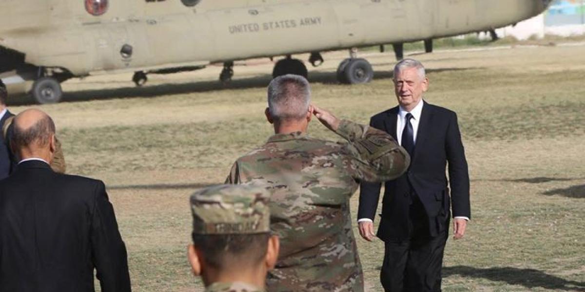 El comandante de la misión de la OTAN, John Nicholson, saluda al secretario de Defensa estadounidense, James Mattis, a su llegada a Kabul.
