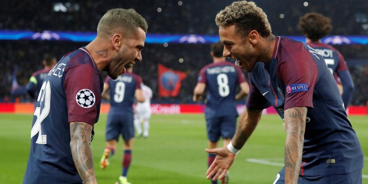 El festejo entre Dani Alves (izq.), autor del primer gol del París Saint-Germain, y Neymar, que hizo la asistencia.