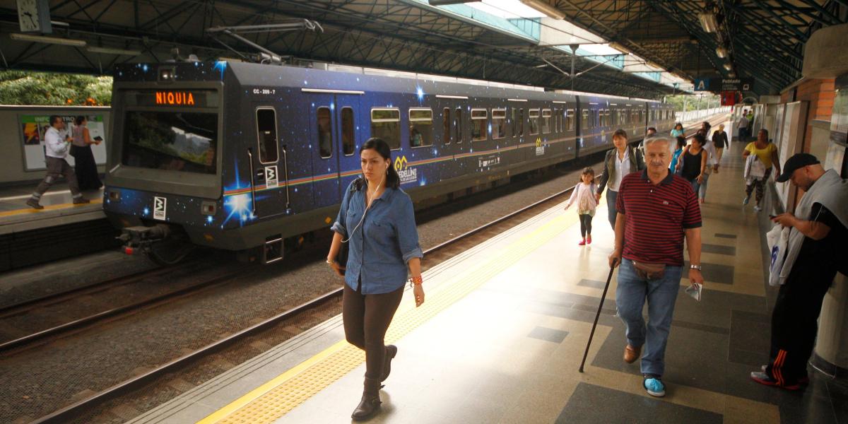 En un día laboral, el metrode Medellín recibe un millón de pasajeros.