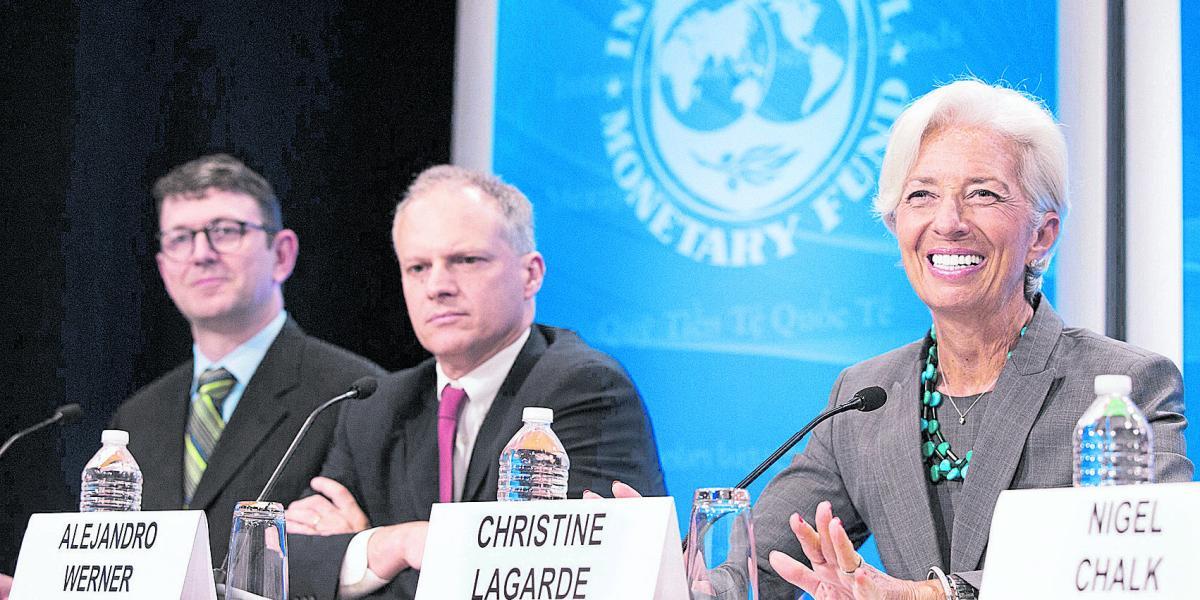 Alejandro Werner (centro), uno de los autores del análisis, junto con la gerente del Fondo, Christine Lagarde, en una conferencia en 2016.