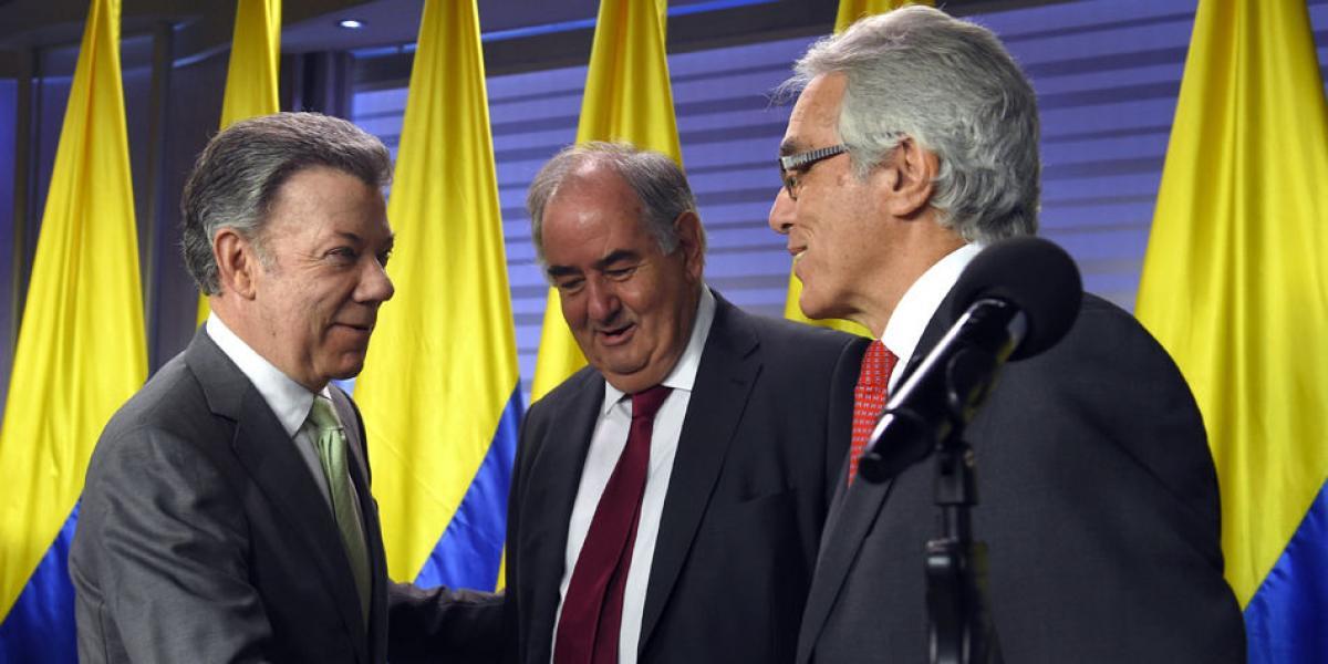Juan Manuel Santos, con Álvaro Gil-Robles (centro) y Diego García-Sayán, miembros del Comité de Escogencia.