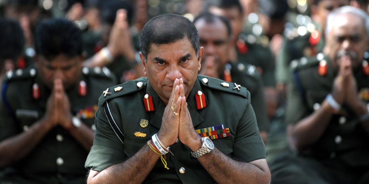 Jagath Jayasuriya, siendo comandante del ejército de Sri Lanka en 2011, durante una ceremonia religiosa en la ciudad de Anuradhapura.