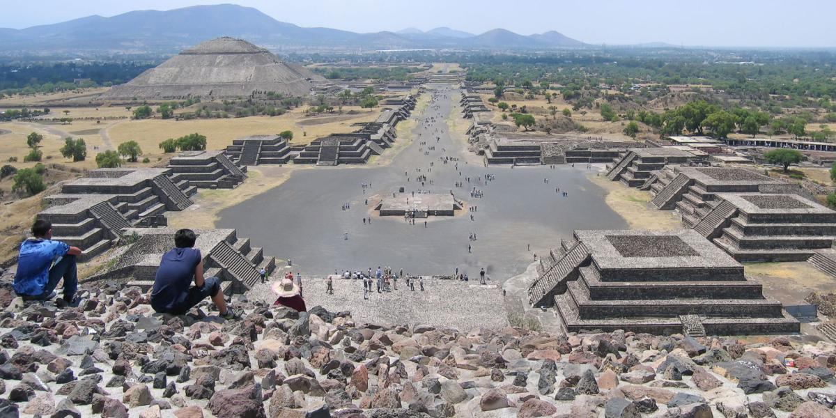 La Calzada de los Muertos es la avenida central de Teotihuacán y así se ve desde la altura de la pirámide de la Luna.