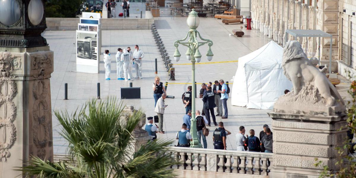 La policía de Marsella investiga en la escena del ataque en la estación de Saint-Charles, donde fueron asesinadas dos mujeres.