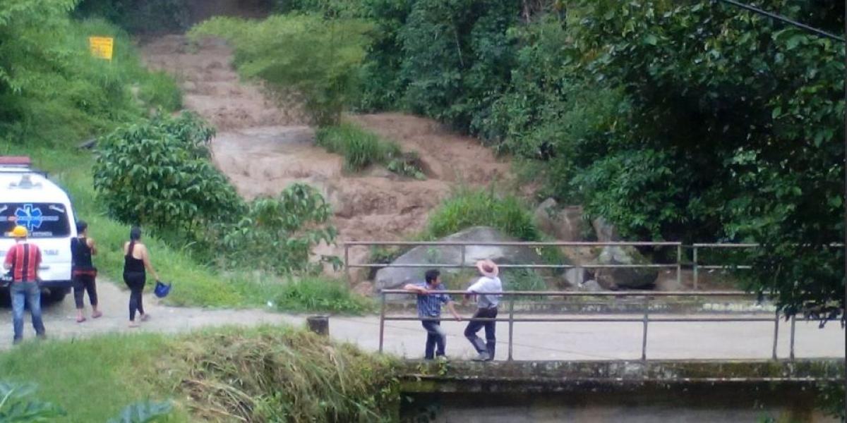 Creciente en el río Frío, en el área metropolitana de Bucaramanga, tiene en alerta a los cuerpos de socorro. Autoridades vigilan otros seis afluentes.