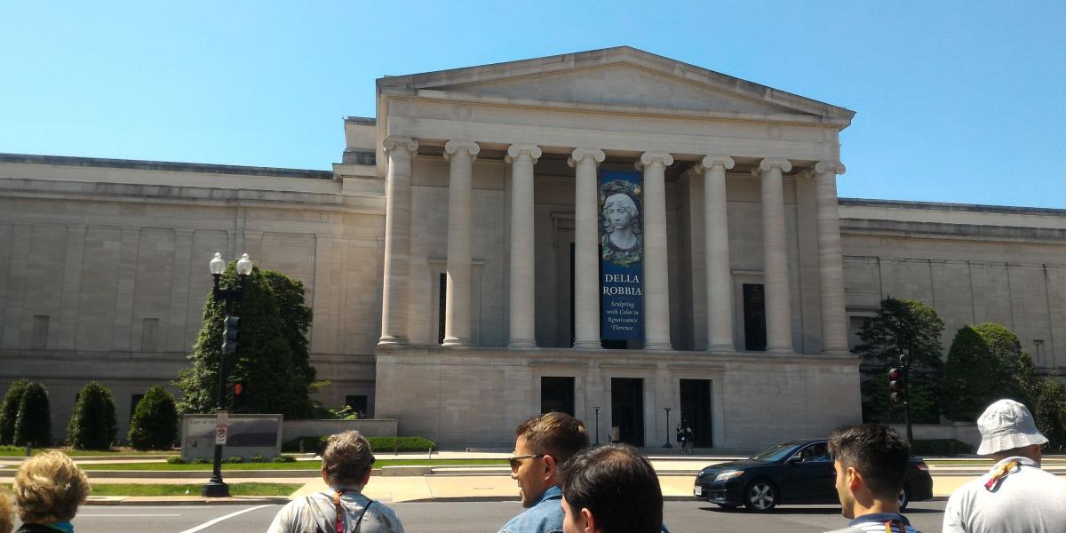 La fachada del National Gallery of Arte de Washington tiene columnas jónicas que recuerdan las columnas jónicas.