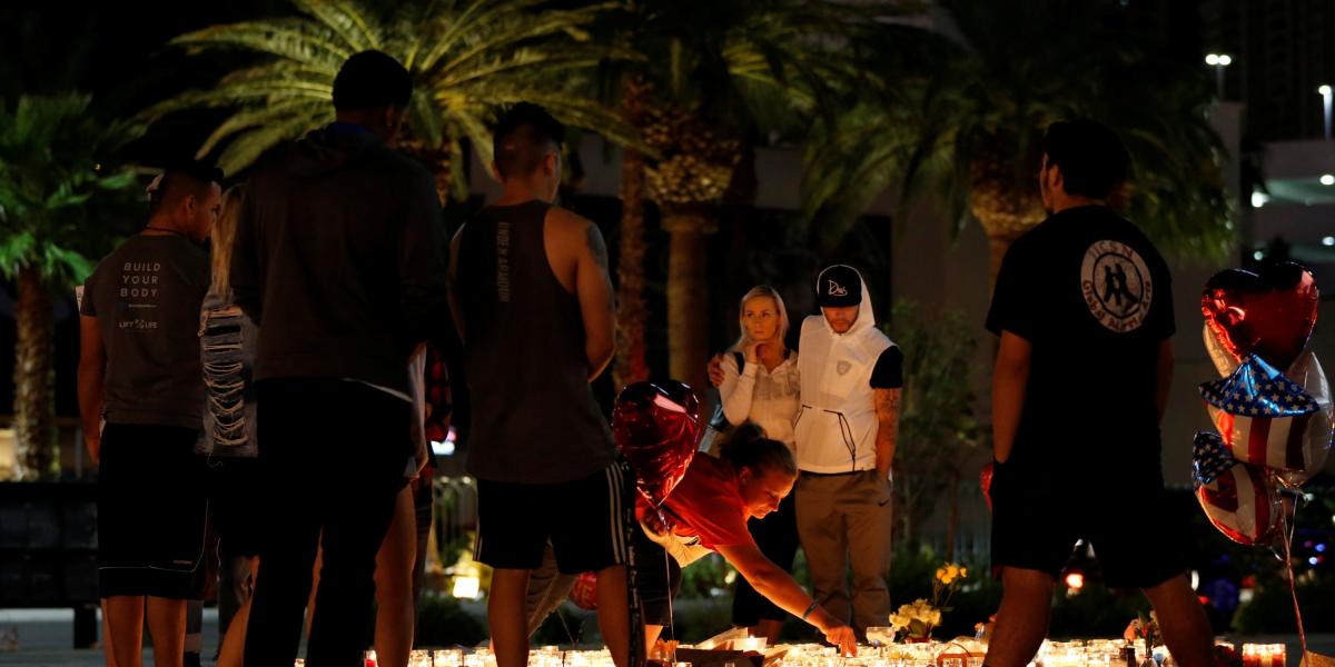 El presidente de Estados Unidos, Donald Trump, expresó este lunes sus condolencias a las víctimas del "terrible" tiroteo ocurrido en Las Vegas. "Mis más cálidas condolencias y solidaridad para las víctimas y familiares del terrible tiroteo en Las Vegas. ¡Dios los bendiga!", escribió Trump en su cuenta de Twitter.