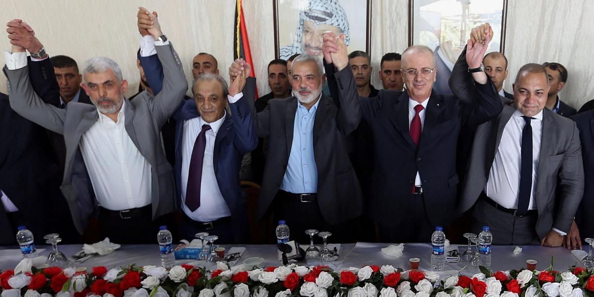 De izquierda a derecha, el líder de Hamas en la Franja de Gaza, Yahya Al-Sinwar, la cabeza de la Inteligencia Palestina Majed Faraj, el principal de la oficina política de Hamas Ismail Haniyeh, el primer ministro palestino Rami Hamdallah y el negociador egipcio.