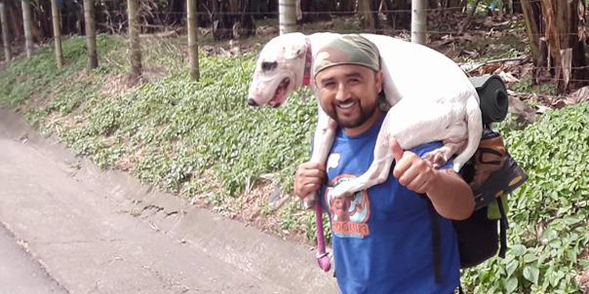 Oscar Florez, con Abril, una perrita ciega, en su recorrido de Pasto a Bogotá, buscando apoyo para un albergue para mascotas