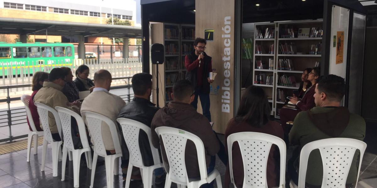 'La lectura se mueve’ es el programa que fomenta la lectura en el Sistema de Transporte Público en Bogotá