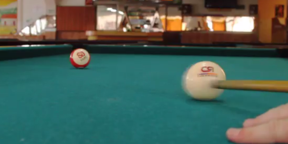 En el video se muestra un juego de billar. Una de las bolas, con el logo de Cambio Radical, golpea a otra, que tiene la imagen del partido de las Farc.