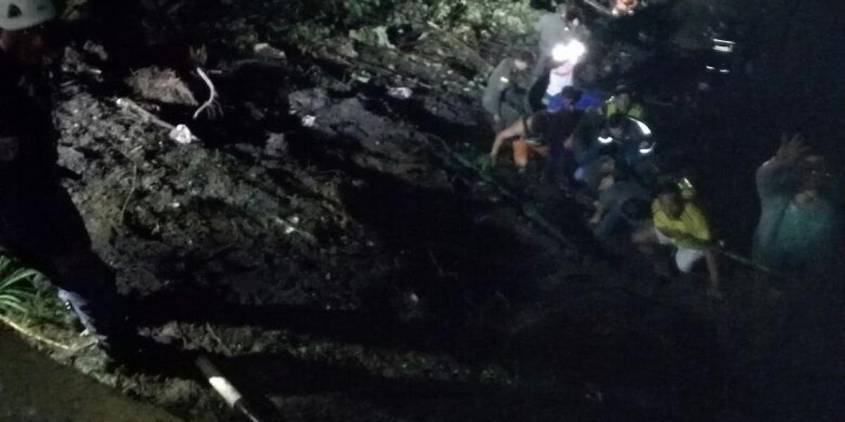 El bus cubría la ruta Bucaramanga-Bogotá. Tres personas perdieron la vida, entre ellas un bebé. Los heridos fueron remitidos a centros asistenciales del área metropolitana de Bucaramanga.