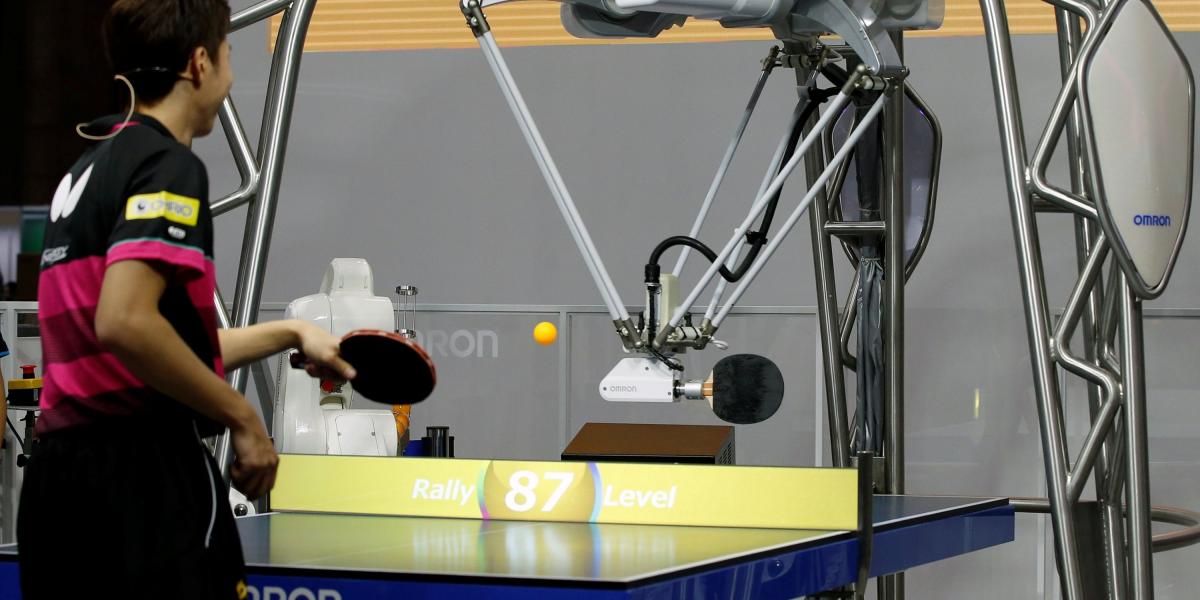 Robot desafía a atleta olímpico de tenis de mesa en Tokio
